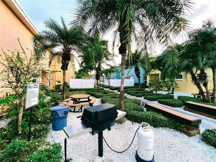 Gulf Coast Gem Private Condo - 2Bed, 1Bath, Sleeps 6, Across The Street From Beach & Gulf, Game Room, Pool Clearwater Beach Esterno foto